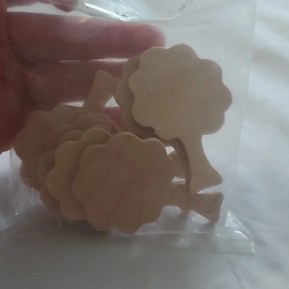 UNFINISHED Wooden Teddy tree Cutout (8pcs/pkg.)￼￼